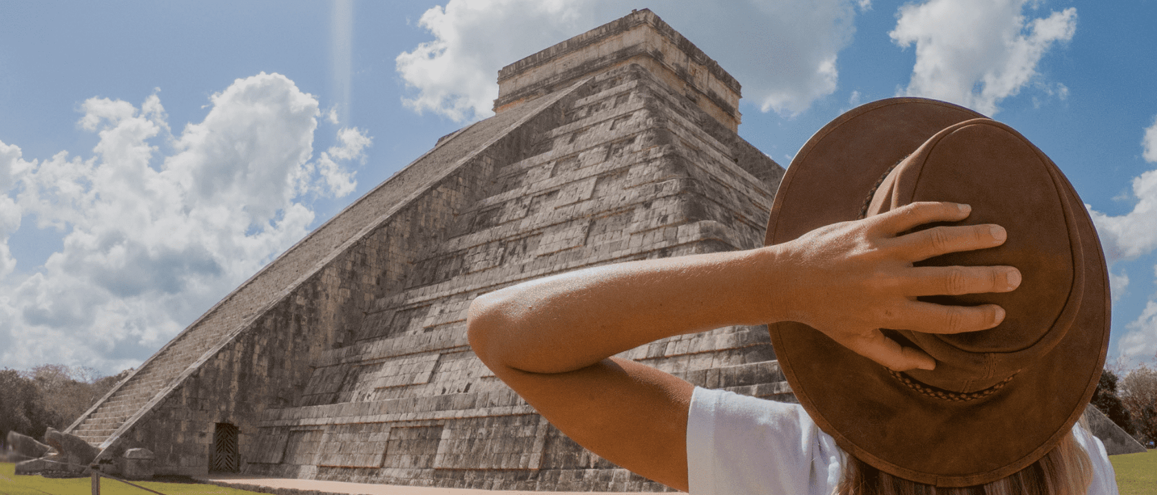 Woman_in_hat_looking_at_Mexican_pyramid