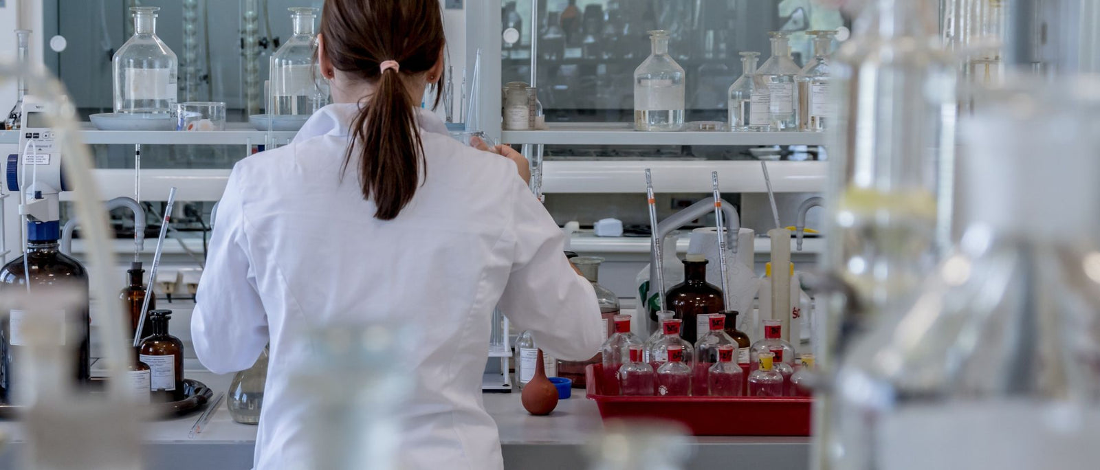 woman_chemist_in_lab